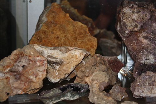 Blick in eine Mineralienvitrine