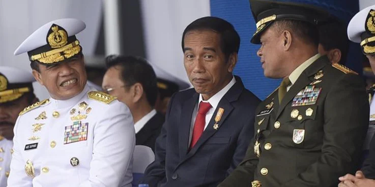 Panglima TNI Jenderal Gatot Nurmantyo (kanan) saat berbincang dengan Presiden Joko Widodo.
