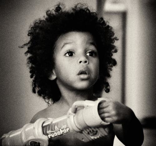 garçon cheveux afro avec pistolet à eau garçon cheveux afro avec pistolet à eau