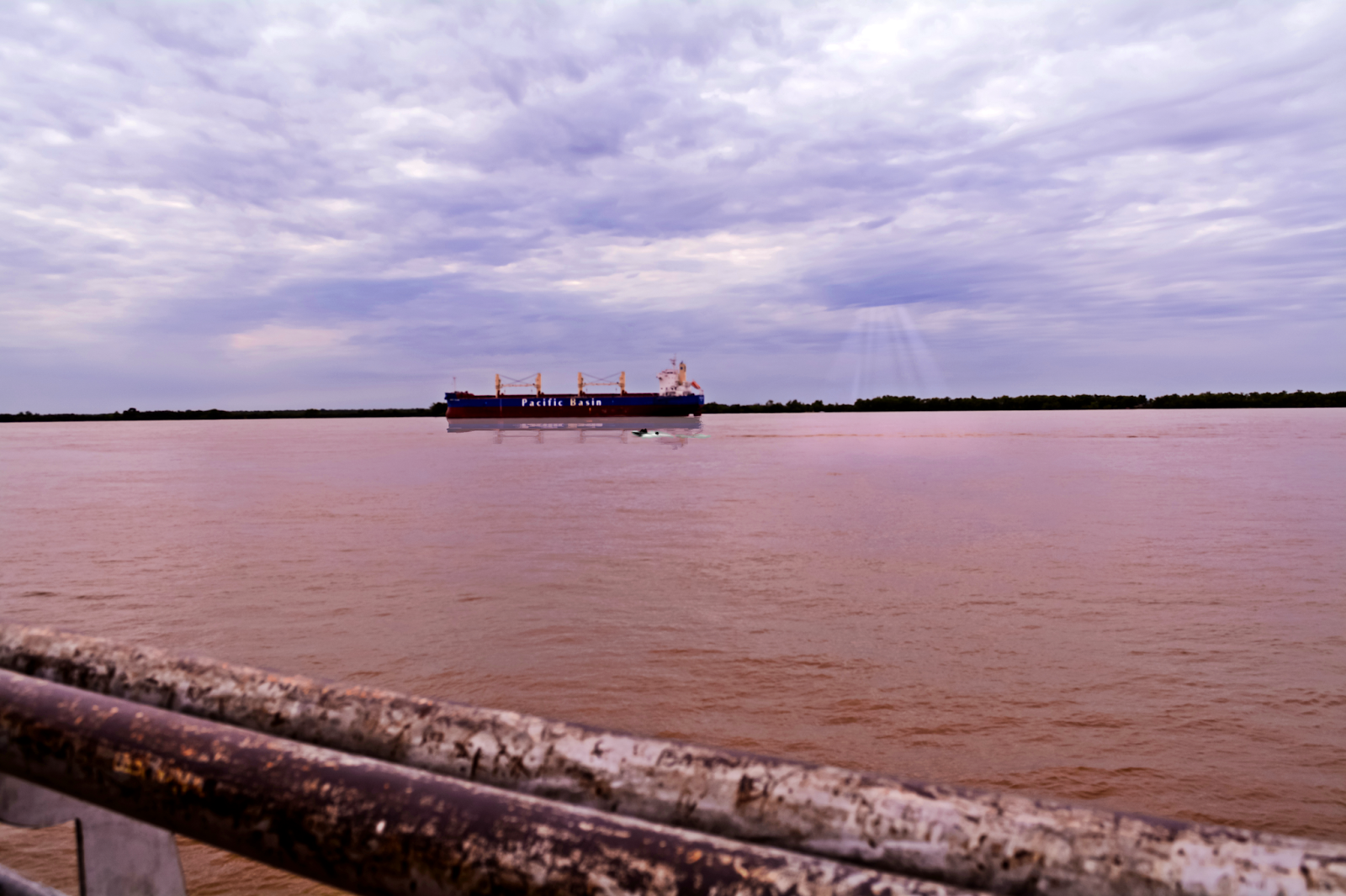 Fotos, Gráfica y Diseños Barco de ultramar en el río