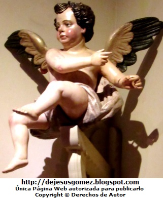 Angel Foto de un ángel sentado y alzando las piernas tomada por Jesus Gómez