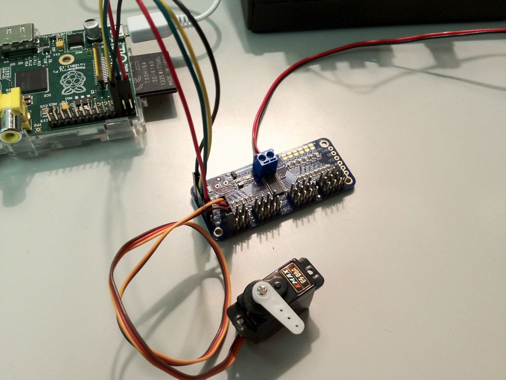 はんだ日和 Raspberry Pi でラジコンサーボを動かす