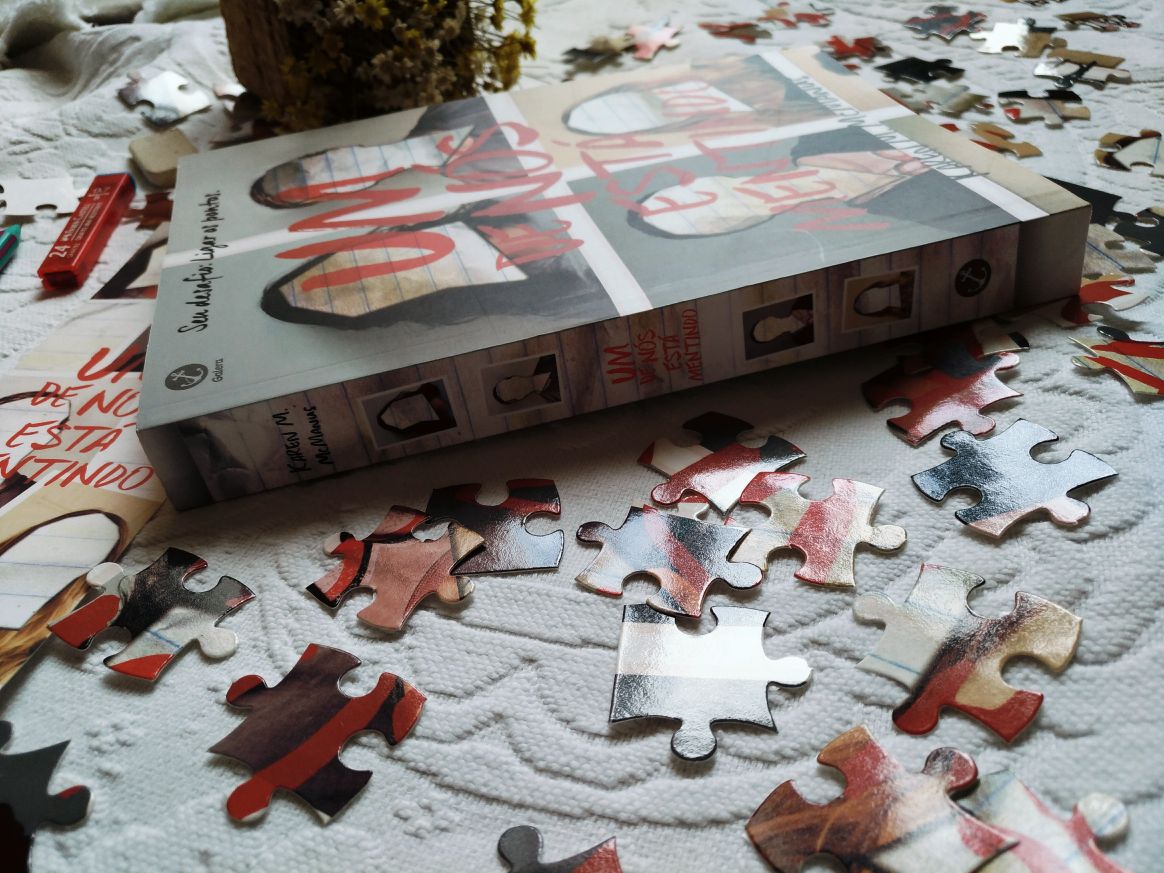 RESENHA DE LIVRO: UM DE NÓS ESTÁ MENTINDO - KAREN M. MCMANUS