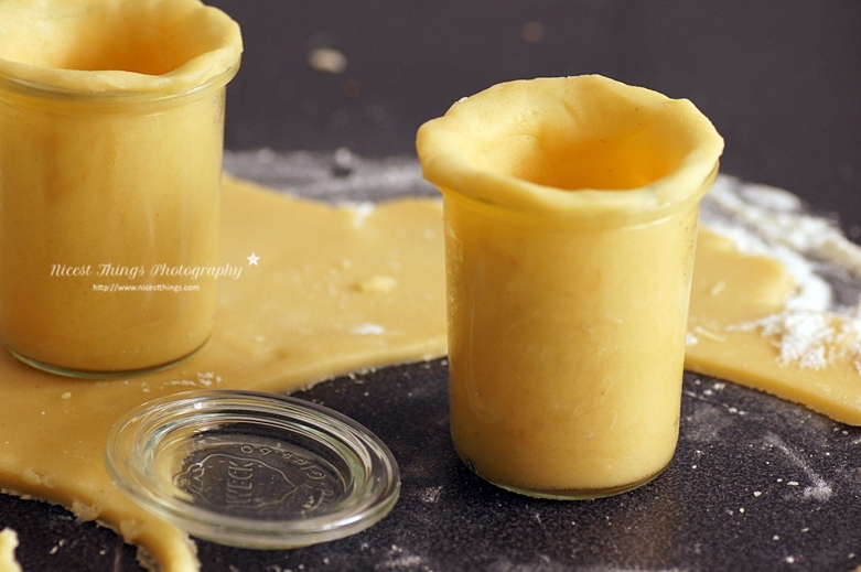 Weckgläser mit Teig auskleiden für Granatapfel Pie im Glas