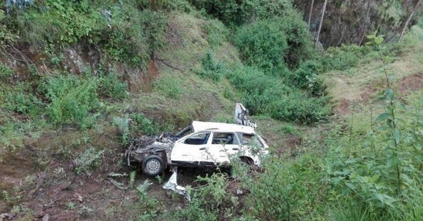 Cuatro docentes resultan heridos al caer auto a un abismo de 200 metros en Pamparomás - Áncash Cuatro docentes resultan heridos al caer auto a un abismo de 200 metros en Pamparomás - Áncash