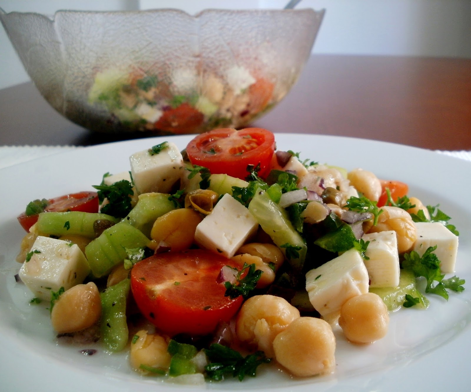 Los Antojos de Clara Ensalada de garbanzos con queso, pepino, tomates