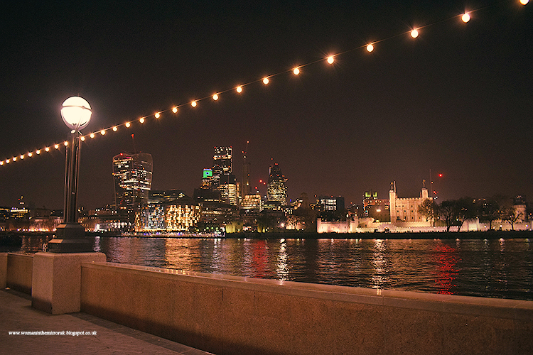 Wieczorny spacer po Londynie. Fotorelacja. Woman in the mirror UK