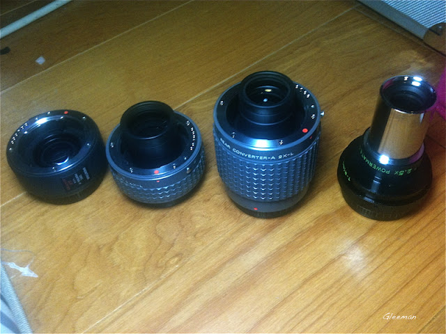 幾隻加倍鏡/延焦鏡，適用性不太相同。左起 AF 1.7x,  A 1.4x-L, A2x-L, Televue PowerMate 2.5x
