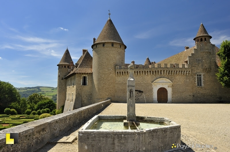 La fontaine de la cour du chateau de virieu photo Pascal Blachier