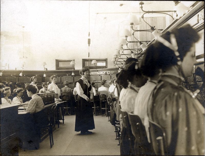 Telephone Talks Through Time  Vintage Photos of People Talking on Telephones in the Late 19th and Early 20th Centuries - 75