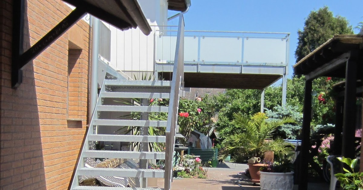 Treppe Edelstahlstufen Balkon Stahl verzinkt | FRÖBEL METALLBAU