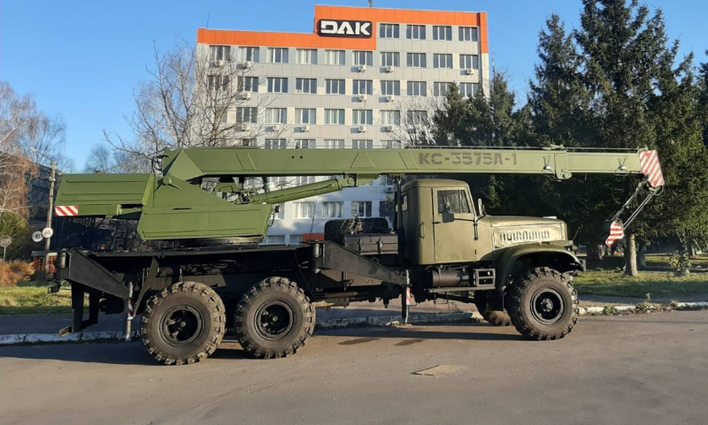ДЗАК передав Збройним Силам України відновлені автокрани