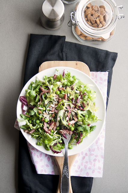 Insalata con misticanza, piselli, pancetta e mandorle