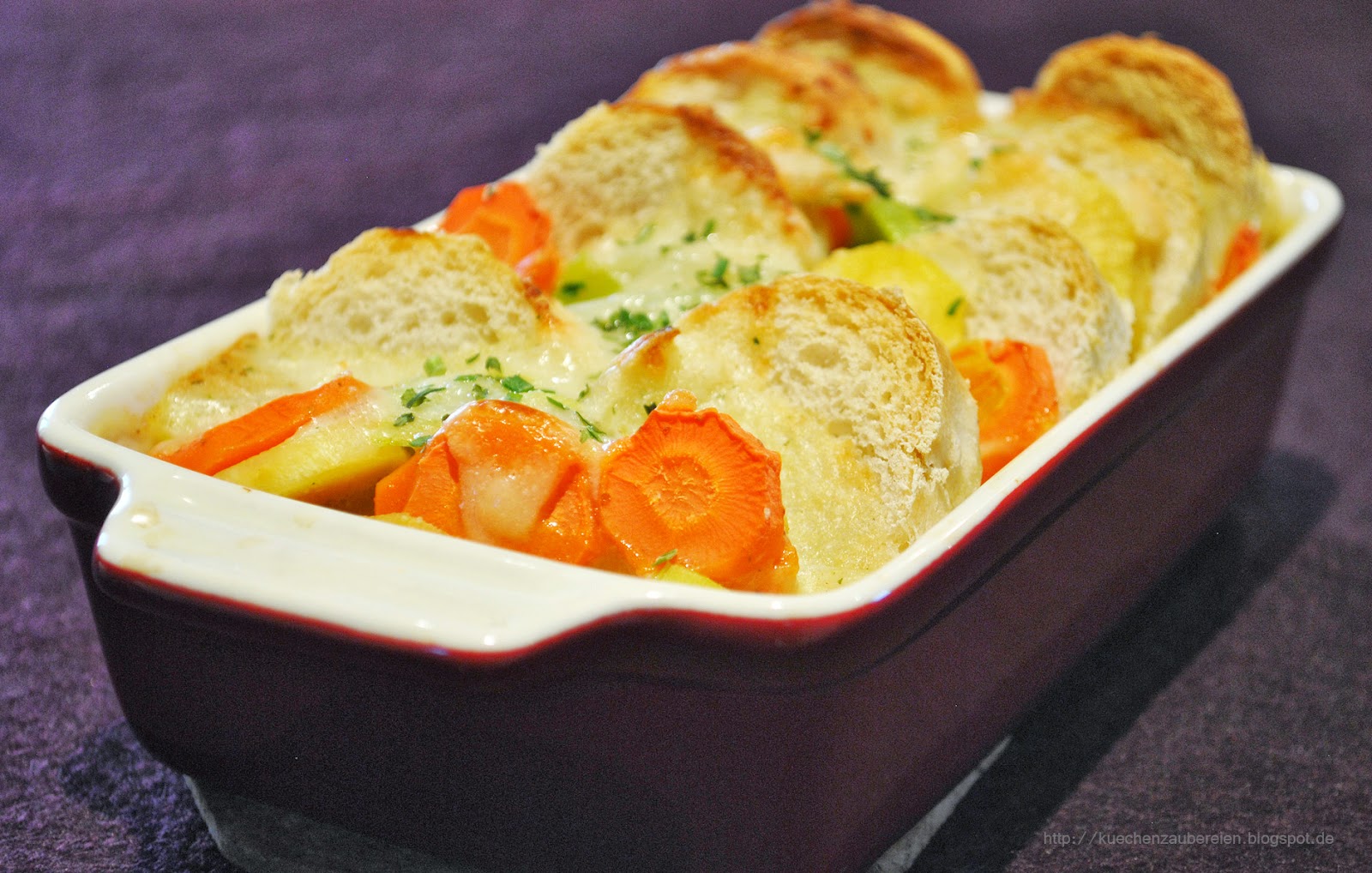 Küchenzaubereien: Gemüseauflauf mit Baguette und Kräuter-Käsesoße