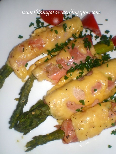 Szparagi zapiekane z szynką i serem