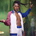 Ninguém apaga a chama de Rico Dalasam no clipe de “Fogo em Mim”
