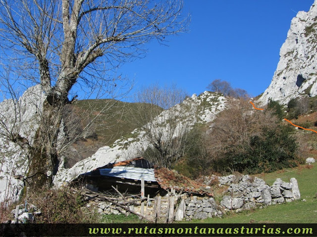 Cabaña en el camino