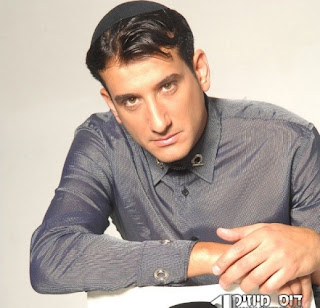 Haim Israel - La vida en Israel Haim Israel es un cantante de todos los religiosos, tradicionales, ortodoxo, sefardíes, askenazíes, se puso a rezar en el Muro de los Lamentos y en la tumba de Raquel, donde se reunió con un grupo grande de individuos al hacer que se sientan hombres jasídicos, comenzó a cantar con la calidez la canción "Walls of Hope" es el tema para el álbum de la lámpara.