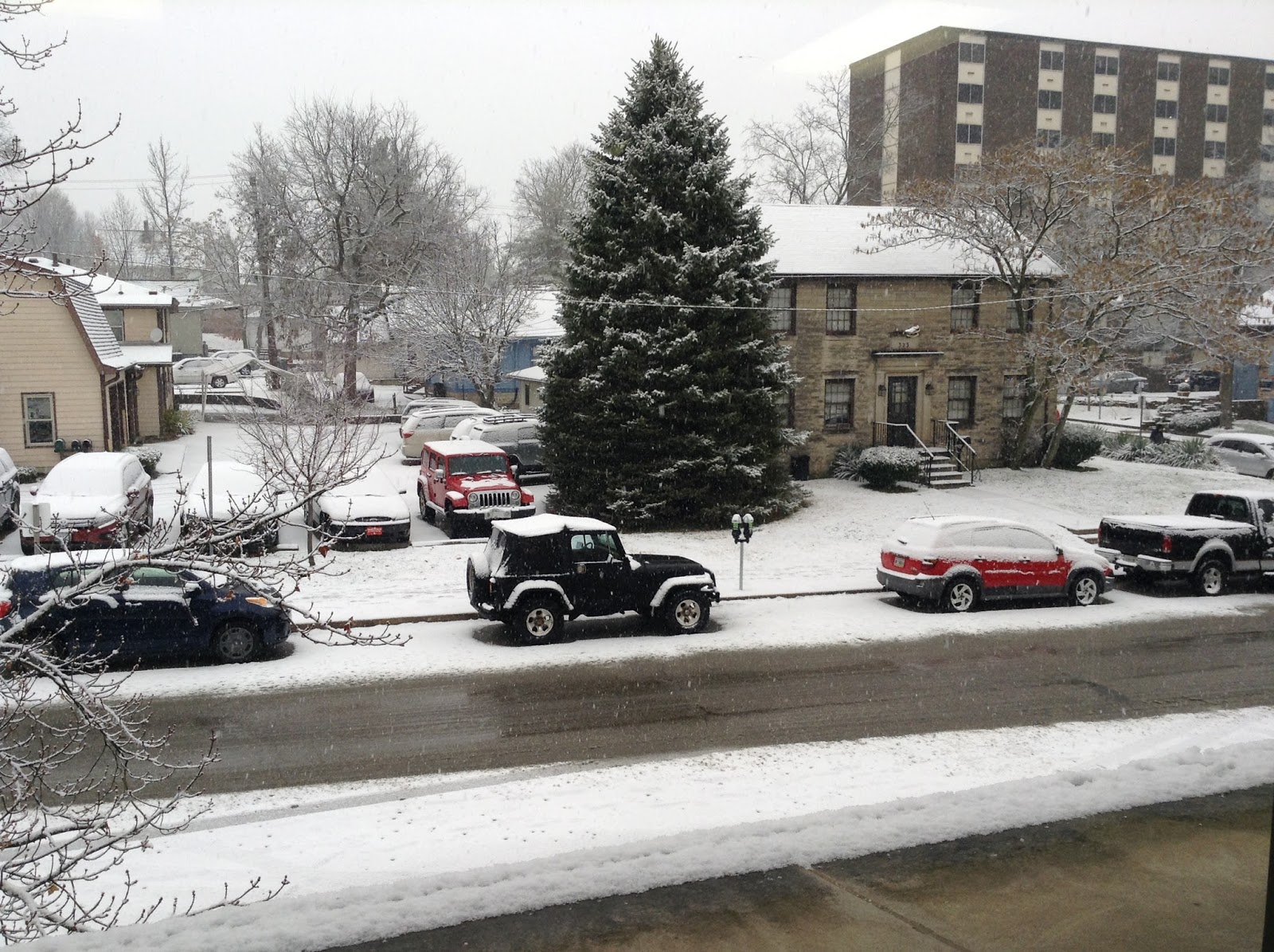 Burl's Weather Page It's snowing in Bloomington Indiana.