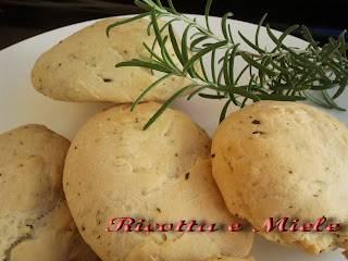 panini al rosmarino per il world bread day 2012/ pancitos al romero por el world bread day 2012 
