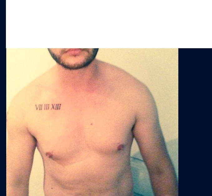 tatouage homme pectoraux chiffres romains