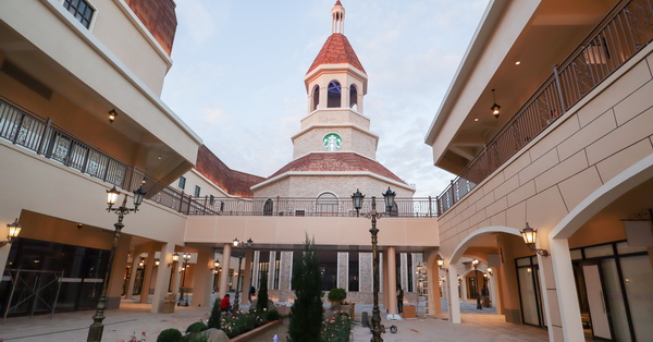 麗寶Outlet Mall二期12/25試營運,星巴克麗寶鐘樓門市好有歐洲風格 麗寶Outlet Mall二期12/25試營運,星巴克麗寶鐘樓門市好有歐洲風格