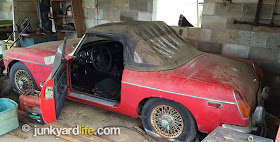 A closer look at the barn find 1972 MGB is in order. The door was open to get a look inside.