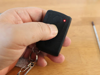 テストでボタンを押し、LEDランプの表示を確認します。 ムーヴカスタムLA100S後期用 キーレスリモコンテスト