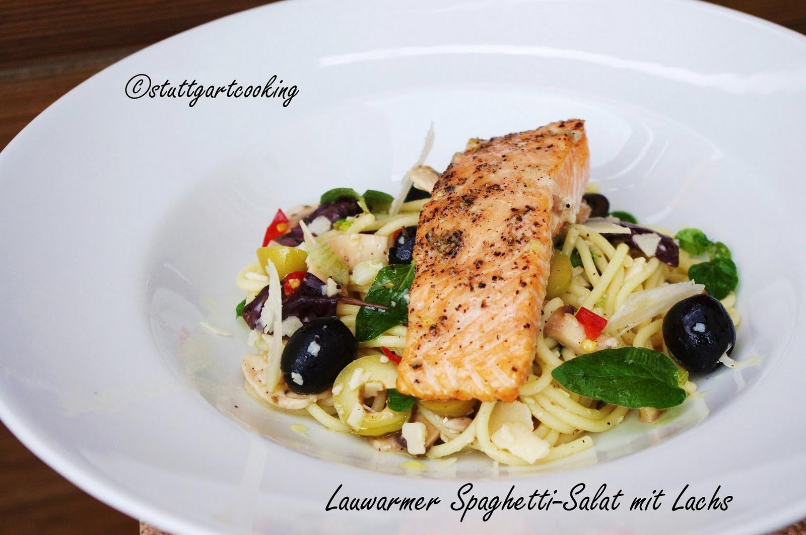 stuttgartcooking: Lauwarmer Spaghetti-Salat mit gebratenen Lachs