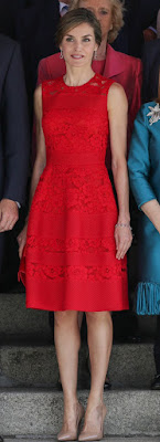 Robe Carolina Herrera / escarpins Prada / pochette Magrit