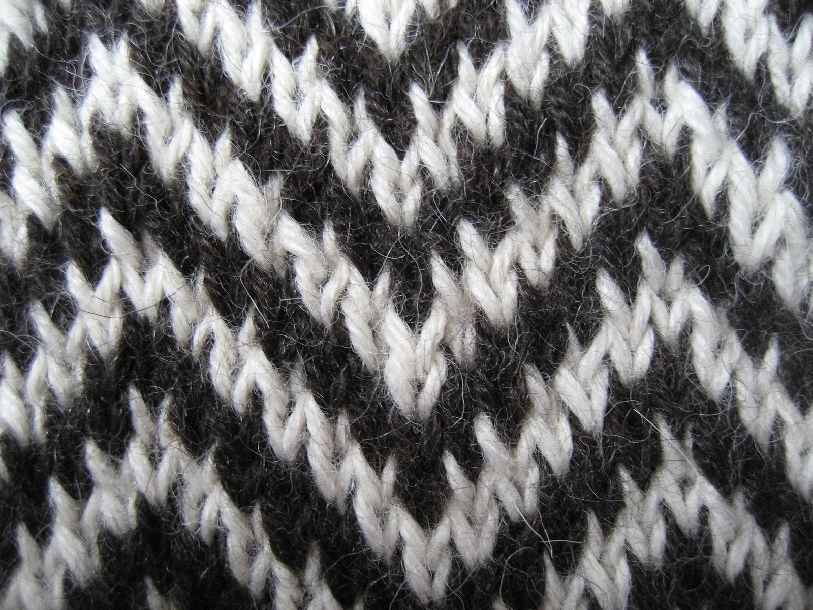 Carolyn Knits: Two-Handed Stranded Colorwork Tutorial