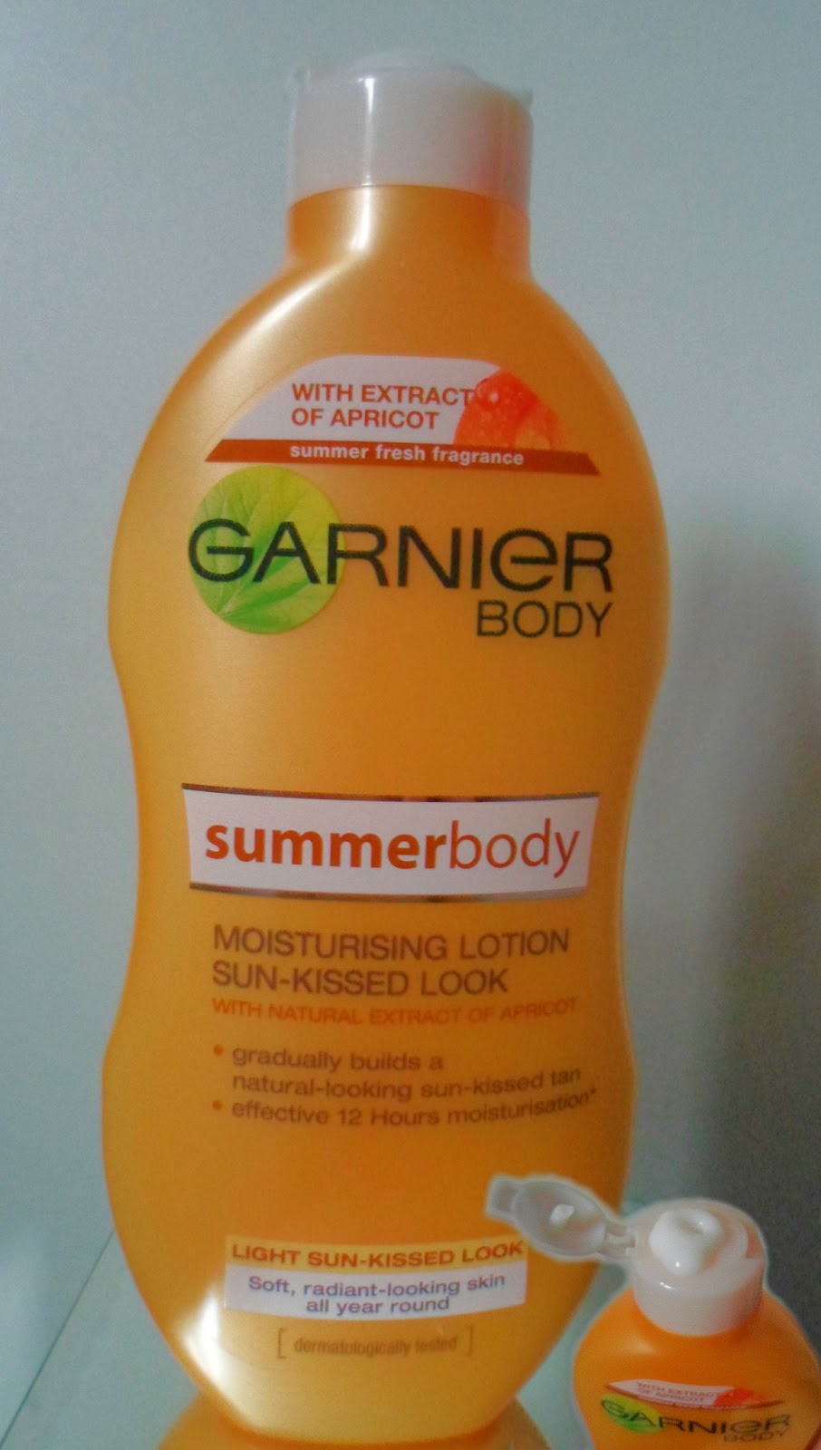 applying garnier summer body
