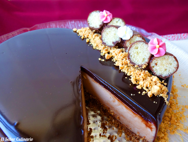 Tarta de Donetes sin horno con glaseado de chocolate brillante