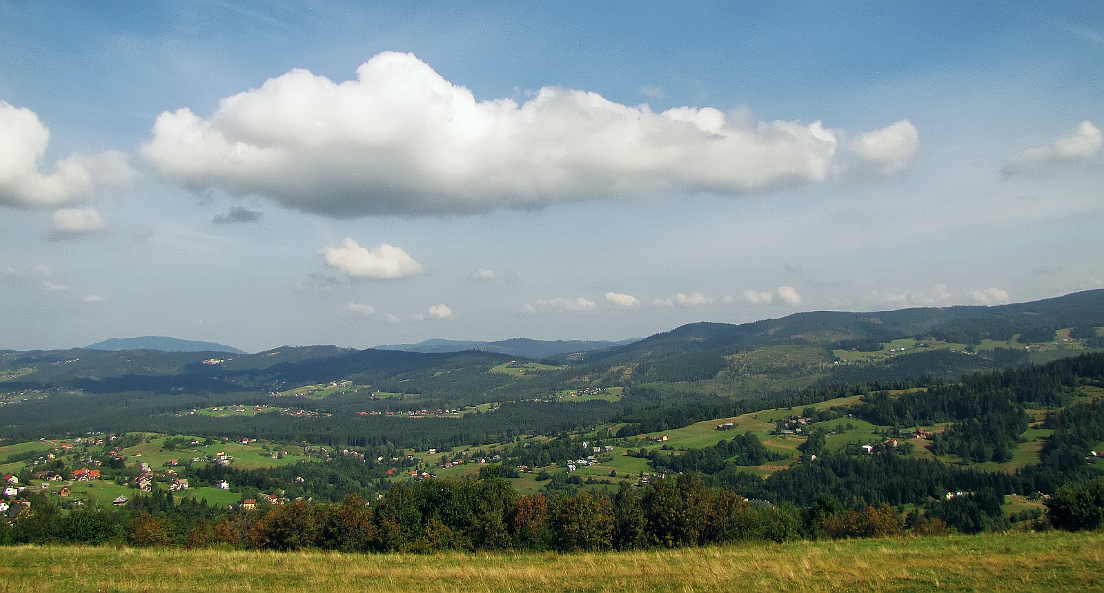 Północno-zachodnia panorama z Ochodzitej. Północno-zachodnia panorama z Ochodzitej.
