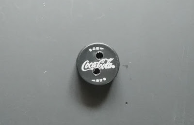 穴をあけたペットボトルキャップ