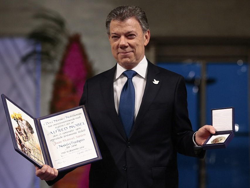 PREMIOS NOBEL 2016 10/12/2016 - Página 11 3B3C6F4800000578-4020496-Colombian_President_Juan_Manuel_Santos_with_his_Nobel_Peace_Priz-a-5_1481400213560