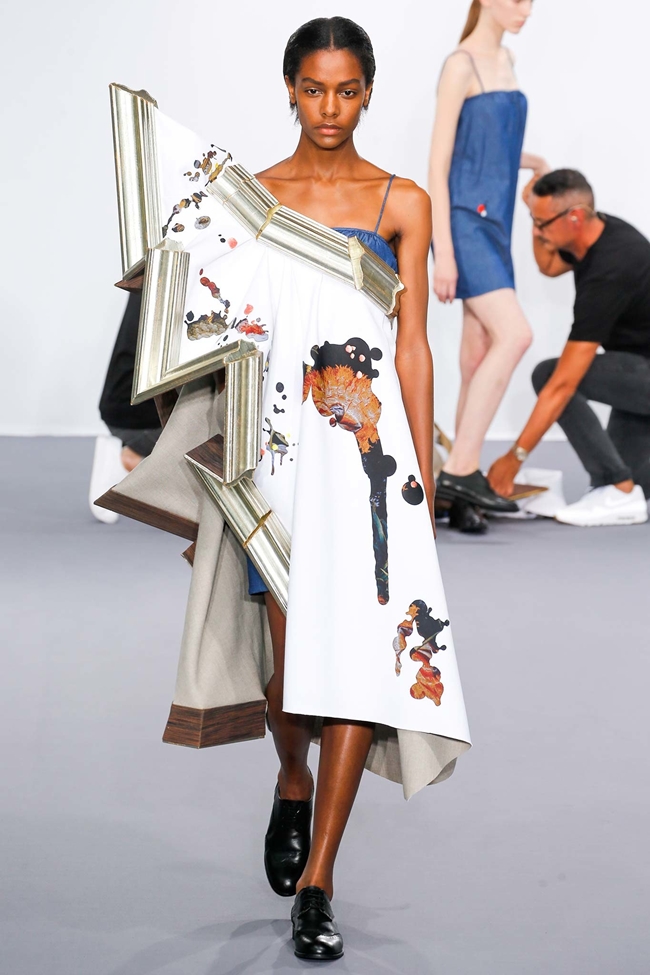 Viktor & Rolf Couture 2015 AW, Karly Loyce Viktor & Rolf Couture 2015 AW Wearable Art One-Shoulder Dress on Runway