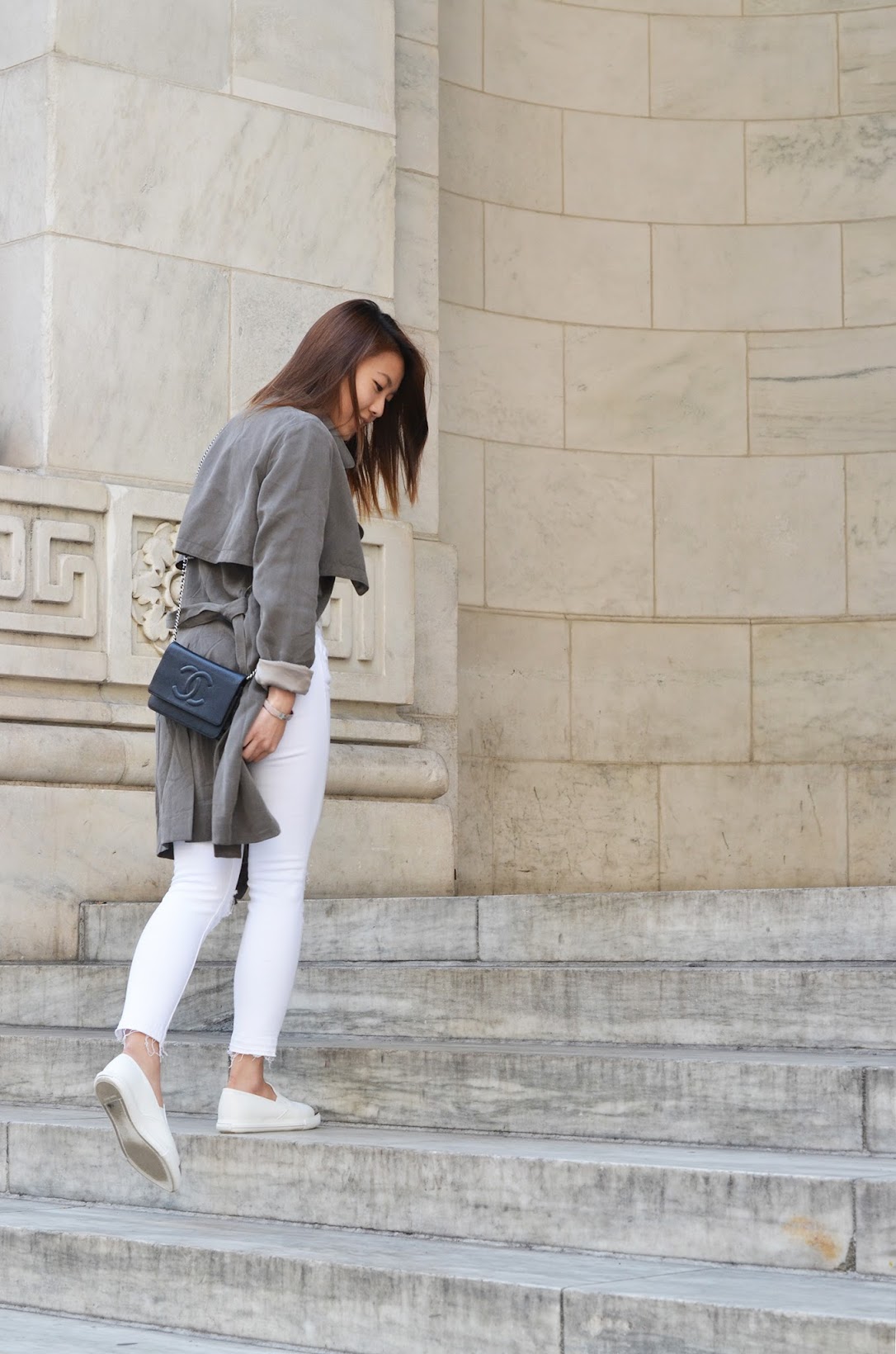 nypl outfit, trench coat, white jeans, white miu miu slip on sneakers, chanel woc