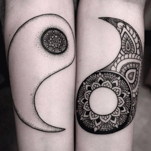 Separado Yin Yang tatuagens. Cada parte do Yin Yang é criado de tal detalhe bonito que você pode ver o sol, as flores e as folhas desenhadas na precisão em cada lado do elemento.