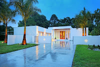 Foto fachada de casa moderna de un piso blanca lujosa con piso brilloso