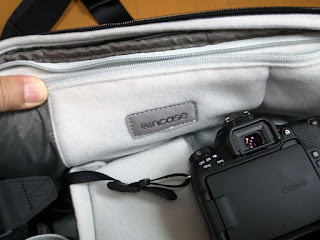 バッグの中にも拘りのロゴ! Incase DSLR Sling Pack CL58067 スリングバッグ2