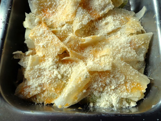 Pileći smotuljci sa začinskim maslacem 6 korak pripreme Cut the last sheet of filo into strips, then scrunch and arrange on top.