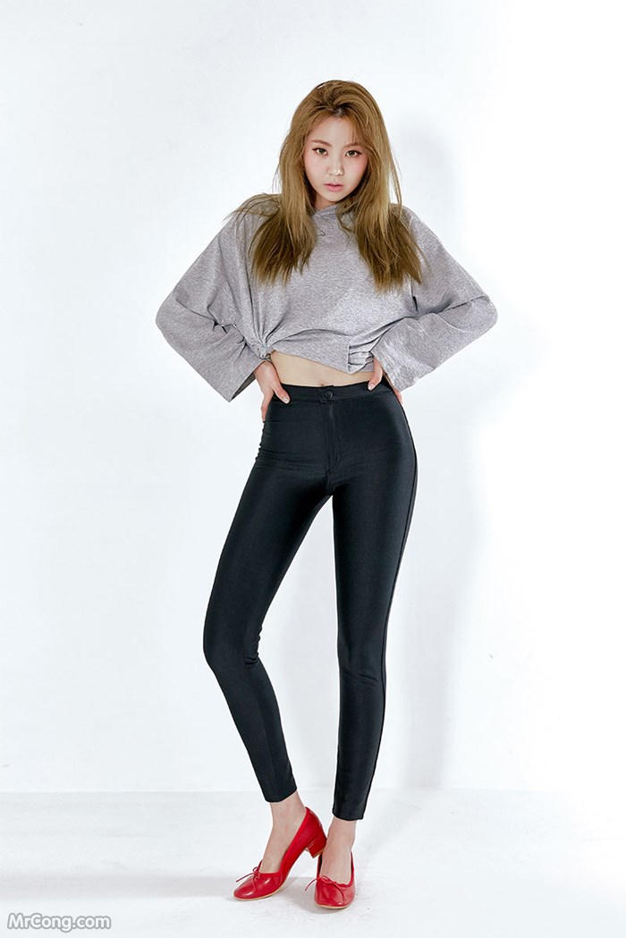 Lee Chae Eun beauty shows off her body with tight pants (22 pictures)