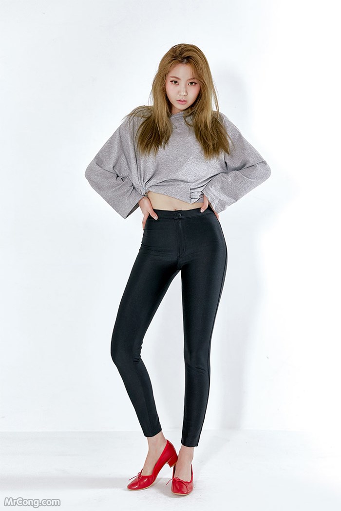 Lee Chae Eun beauty shows off her body with tight pants (22 pictures) photo 1-18