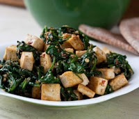 Tofu com Espinafre e Gergelim Tofu com Espinafre e Gergelim (vegana)