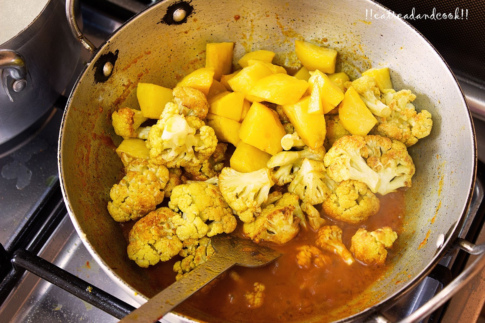 Fulkopi Chingrir Torkari / Bengali Style Cauliflower and Prawns Curry