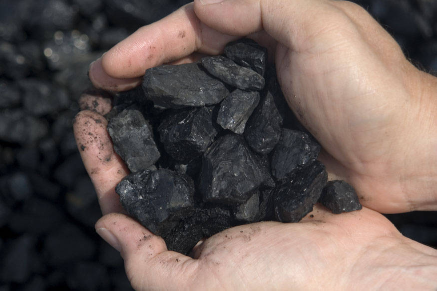 Punhado de carvão na mão