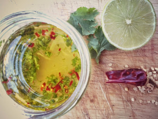 VINAGRETA-PICANTE-DE-CILANTRO-Y-LIMA-MACERANDO