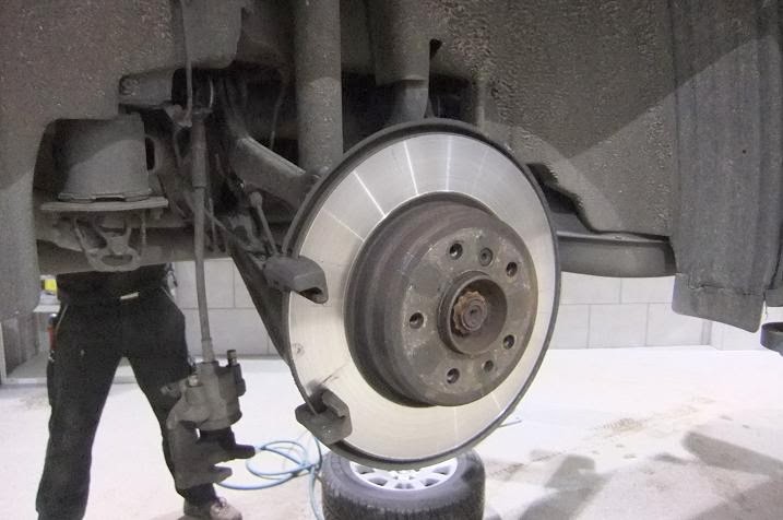 Ein alter BMW mit ausgeschalteten Michlen, einer Lünette am Rahmen und einem aufgepumpten Reifen