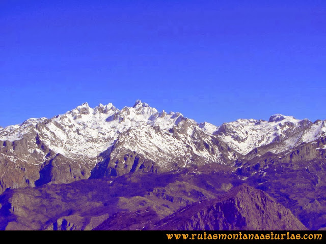 Ruta al Pico Pierzu: Vista del macizo Occidental de Picos de Europa Ruta al Pico Pierzu: Vista del macizo Occidental de Picos de Europa